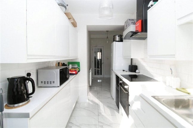 Modern Top Floor Double En-suite Room Main Photo