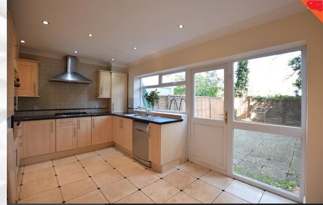 Ensuite Double Bed Room - Close to city Center.  Main Photo