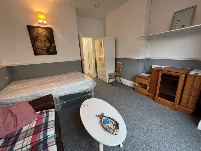 1 Bed Property on Rochester Road  Main Photo