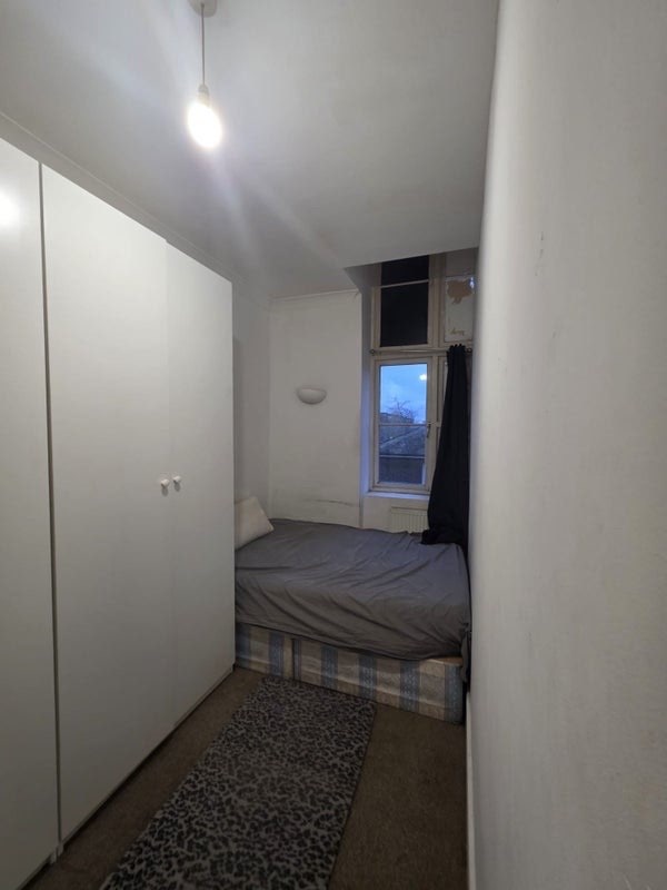 🛏️ Double Medium Room to Let in - Willesden Jc Main Photo