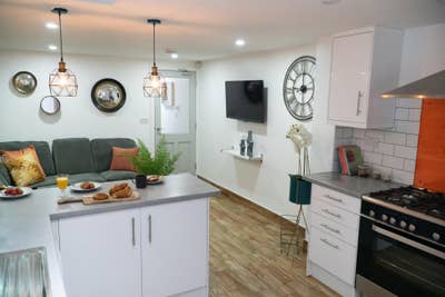 Female Only Semi-Supported Housing!!! Main Photo