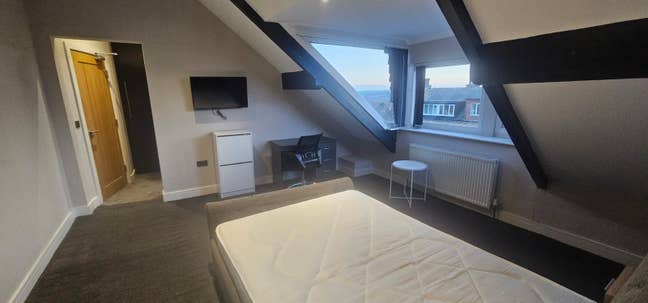 Stunning Room, Bills inc - Rosemont Rd, Bramley Main Photo