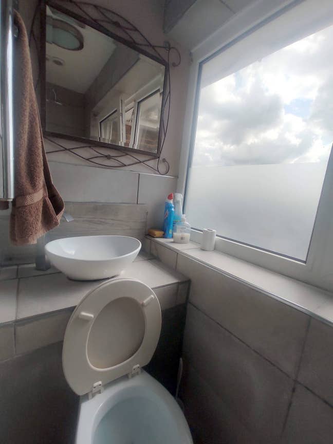 Double room in 3 bed flat with 2 girls & a kitten Main Photo