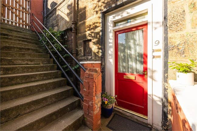 Cosy, Furnished One-Bedroom Flat in Abbeyhill Main Photo