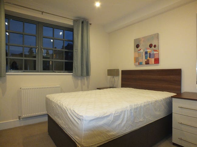 Elegant Ensuite Bedroom, Close to Town Centre! Main Photo