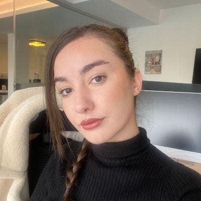 Professional Female seeks a single or double room Main Photo