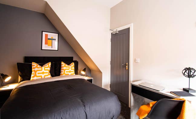 Bills Included Spacious Double Room & En-Suite  Main Photo