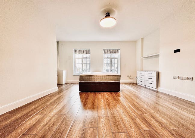 Spacious Double Room in Cozy 2-Bed Flat Main Photo