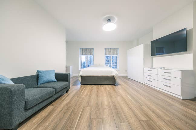 Spacious Double Room in Cozy 2-Bed Flat Main Photo