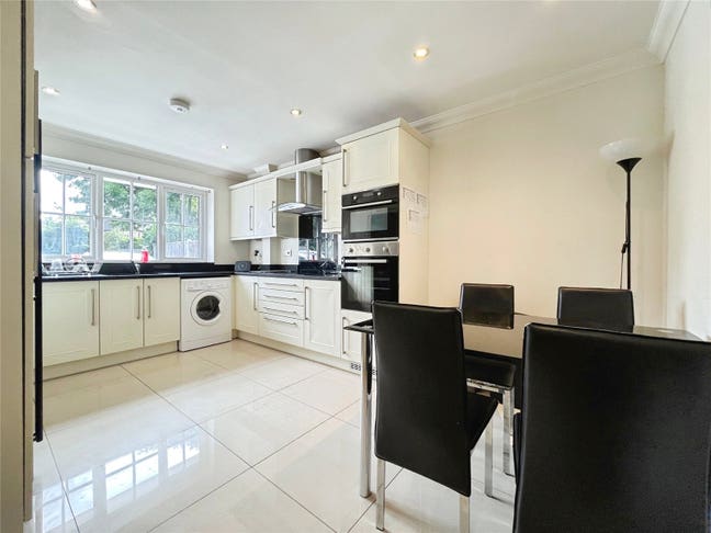 Double Rooms for rent in Egham Main Photo