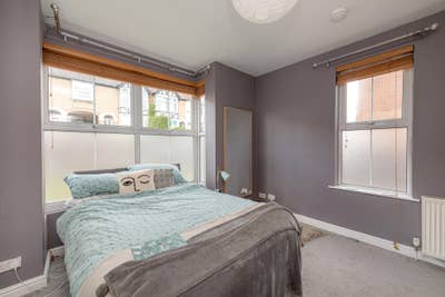 Small dble room available near train station Main Photo