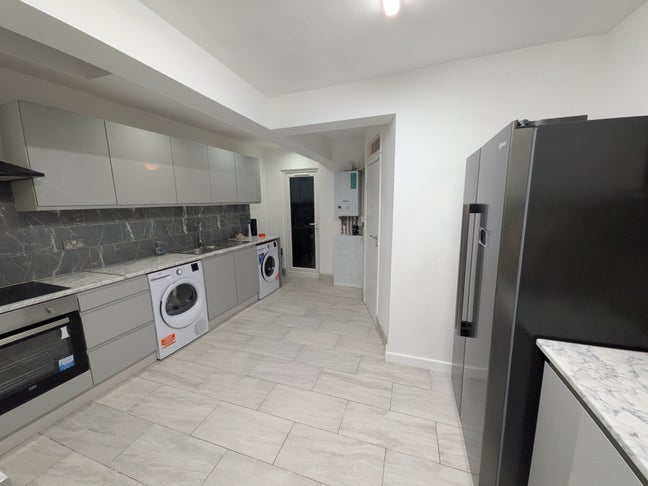 Room in a Shared House, London Road, SM6 Main Photo