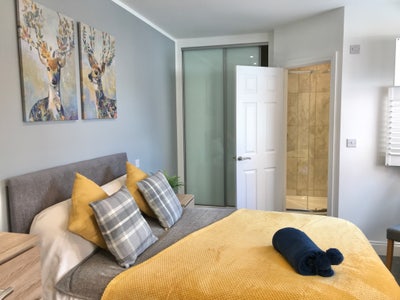 🚂 13 min walk * Large double ensuite, TV & desk Main Photo