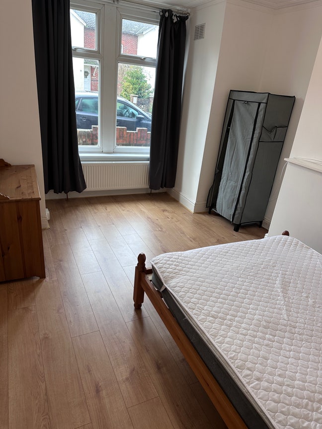 2 Large double rooms available.  Main Photo