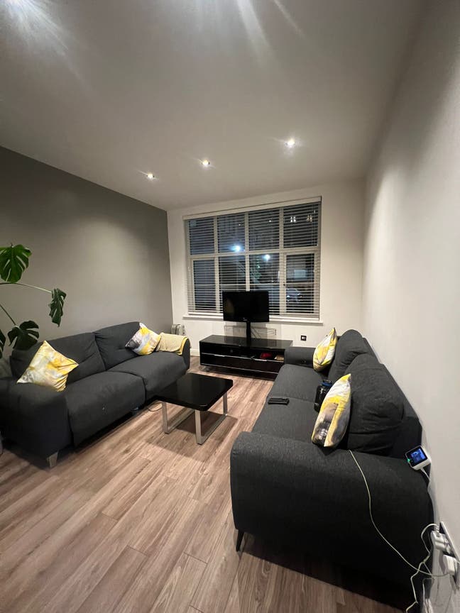 1 double bedroom and bathroom available in JQ Main Photo