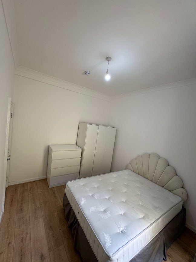 Spacious Rooms - E15 - Fantastic Location Main Photo