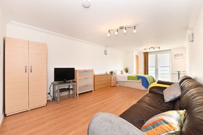 Stunning E14 Double Room - Close to Station! Main Photo