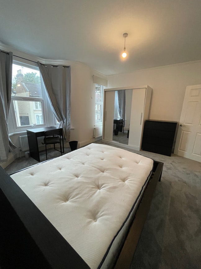 Lovely spacious and modern double room Main Photo