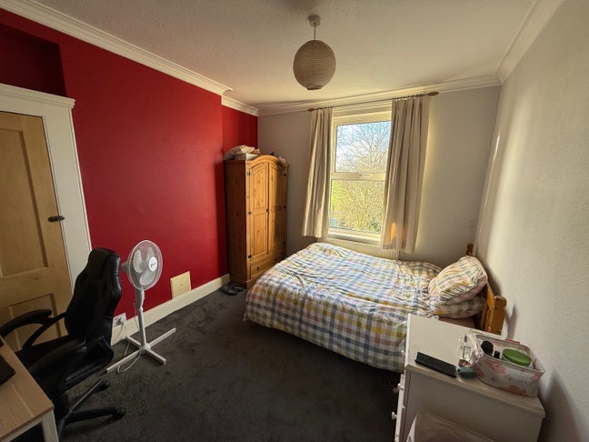 Double bedroom facing west harrow park Main Photo