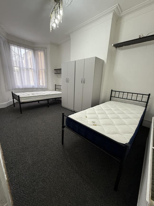 Double Room to Rent in Sevenkings Close to Station Main Photo