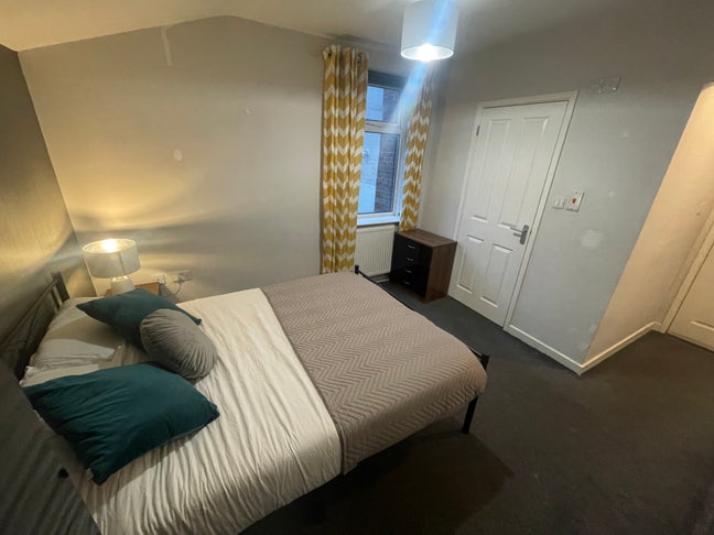 Spacious Double On-Suite in central Rotherham Main Photo
