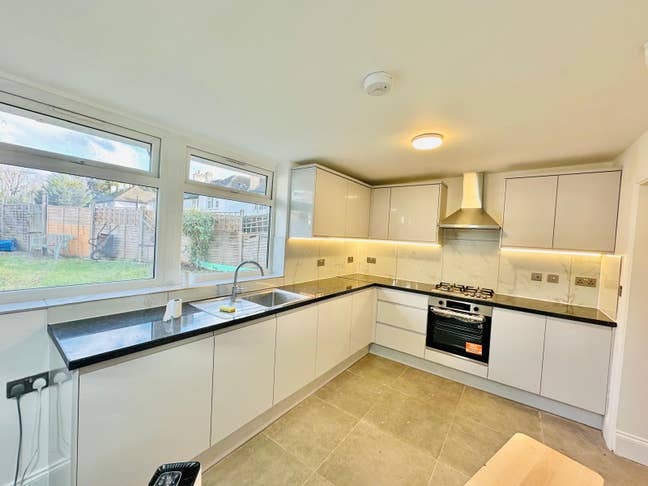Newly Refurbished 4 bed House with Garden!!! Main Photo