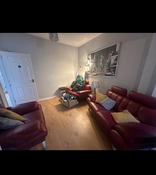 Spacious double bed room available Main Photo