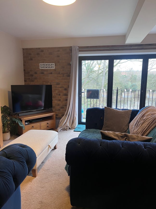 3 x Double rooms  and En suite to rent  Main Photo