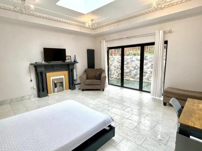 Spacious room just steps from Finchley Road Main Photo