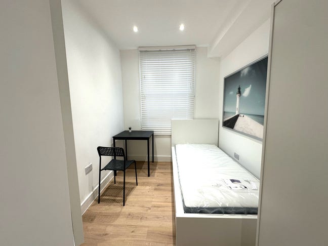 Newly Refurbished En-Suite Room in EN9 Main Photo