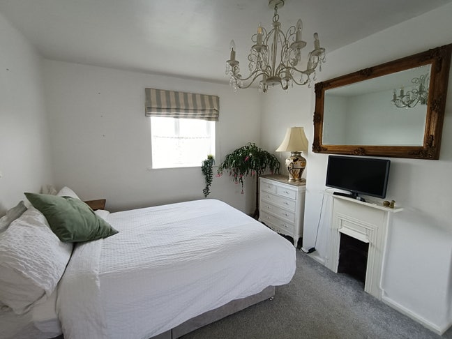 Light spacious double room in comfortable home Cam Main Photo