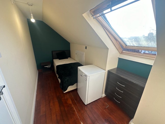🛏️ Single Room Top Floor to Let in - Wembley  Main Photo