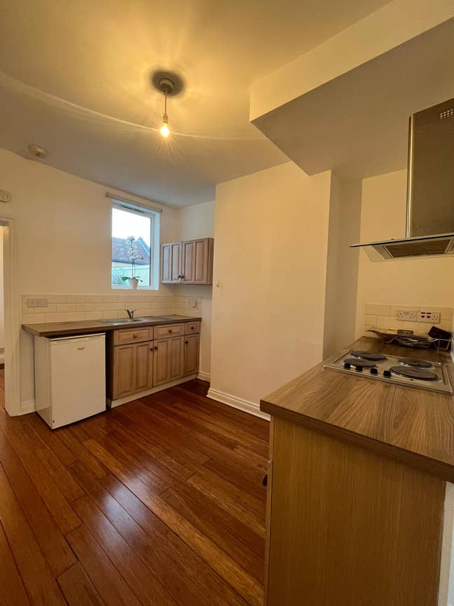 Spacious 1 Bedroom Flat Immediately Available ! Main Photo