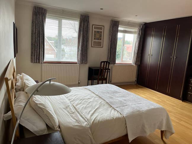 Large bright room with private bathroom Main Photo