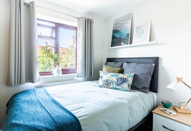 ***One Double Room- Bathroom Share with One!*** Main Photo