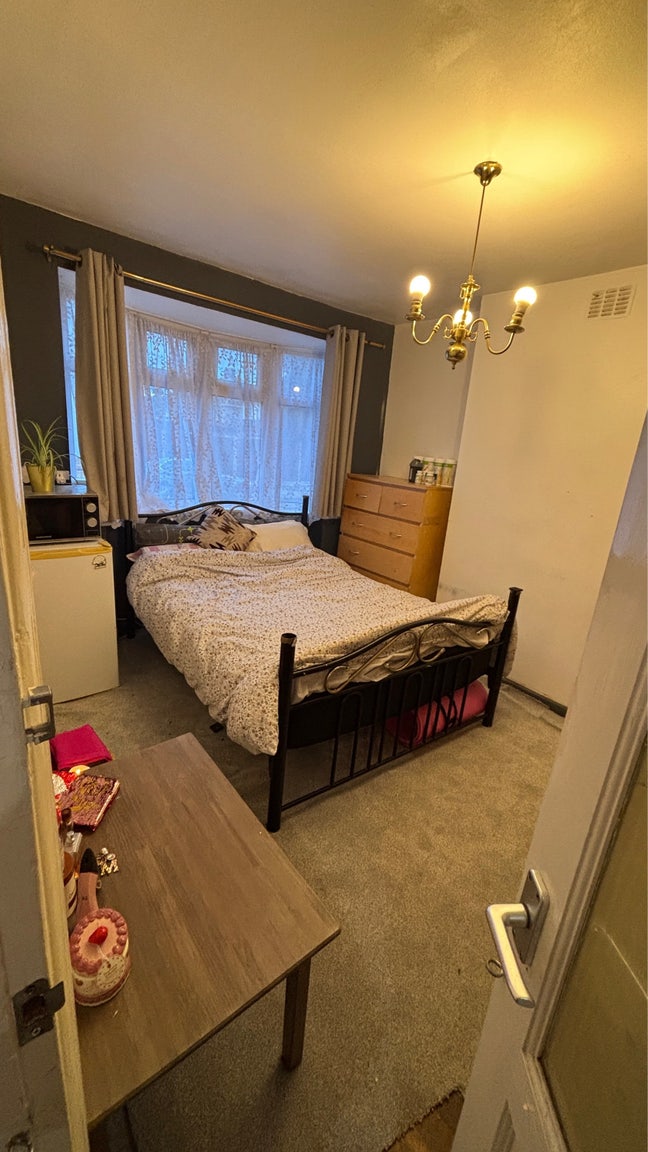 Required Female room mate Plumstead area Main Photo