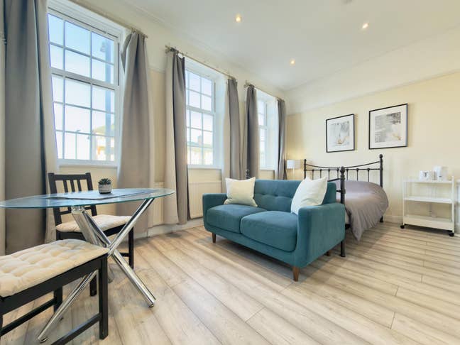 Beautiful Studio Flat in NW11 for £1,300 all bills Main Photo