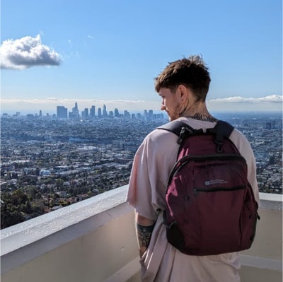 Working Professional looking for a place to live Main Photo