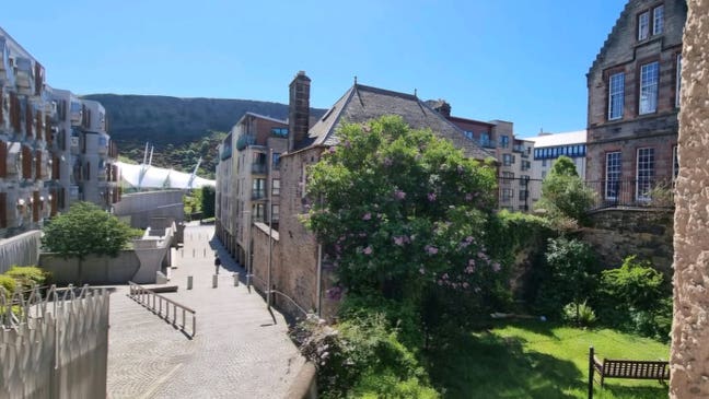 Large Double Room on the Quiet End of Royal Mile Main Photo
