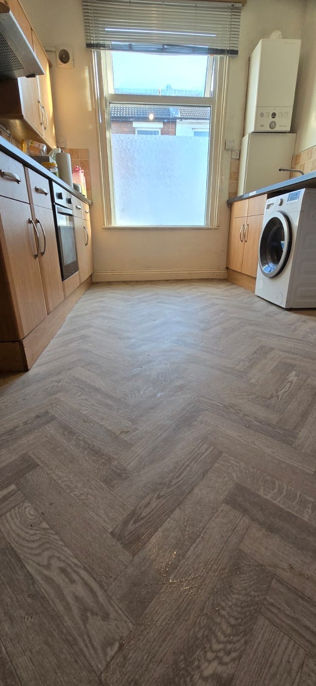 Lovely, modern, two bedroom apartment with garden  Main Photo