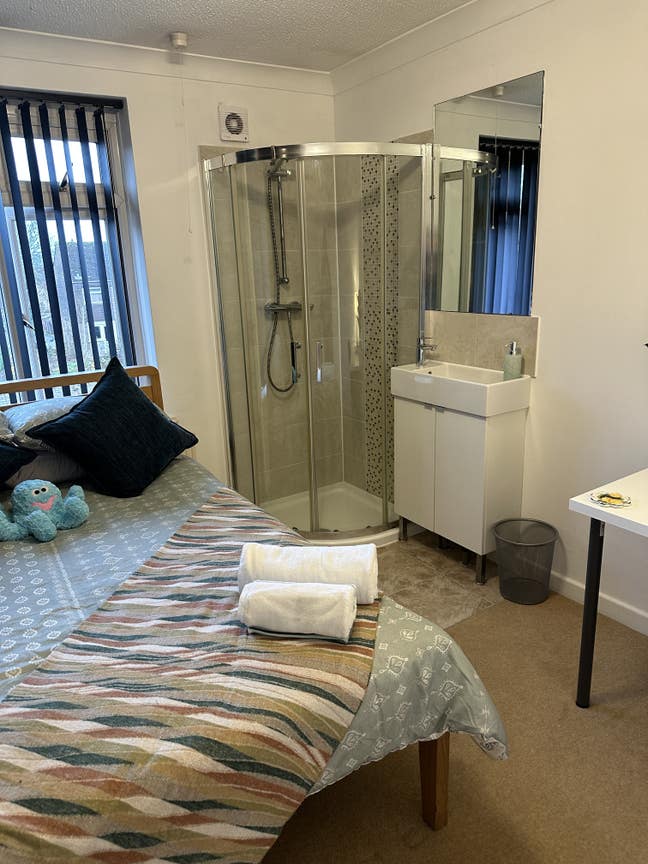 Large furnished ensuite room in detached house Main Photo