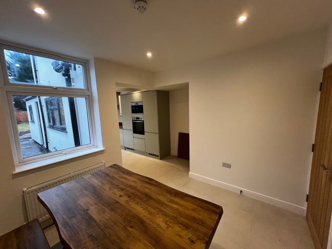 High Quality Newly Refurbed Rooms Available WS2  Main Photo