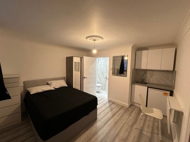 Studio Flat is available for rent -  E16 4LD Main Photo