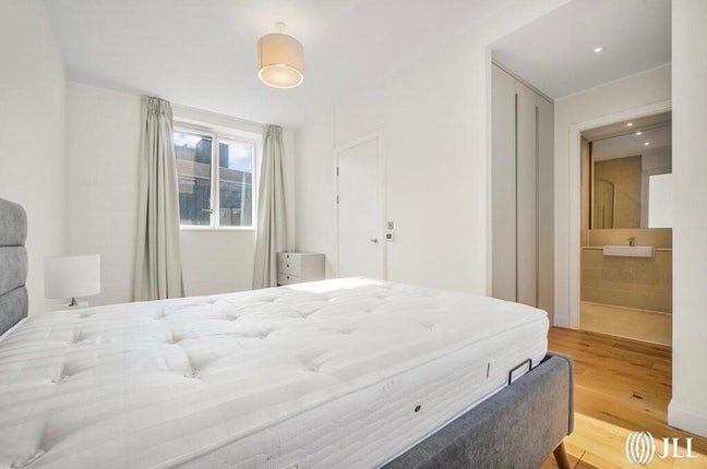 Double En-Suite Room in Modern Christian Home ✨ Main Photo