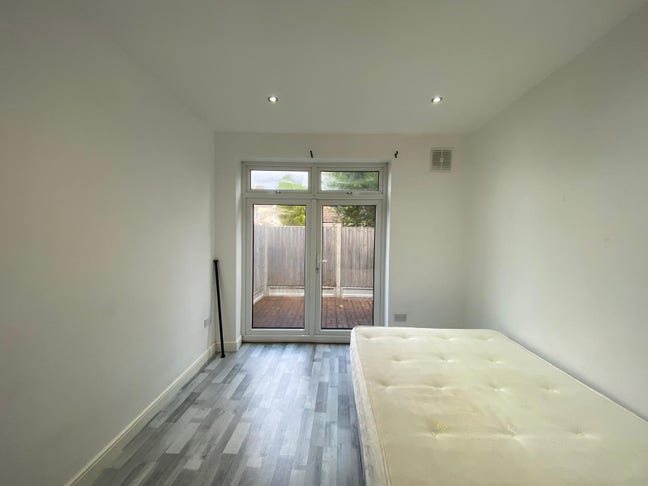 Large Furinshed ensuite room in Aldborough Road Main Photo