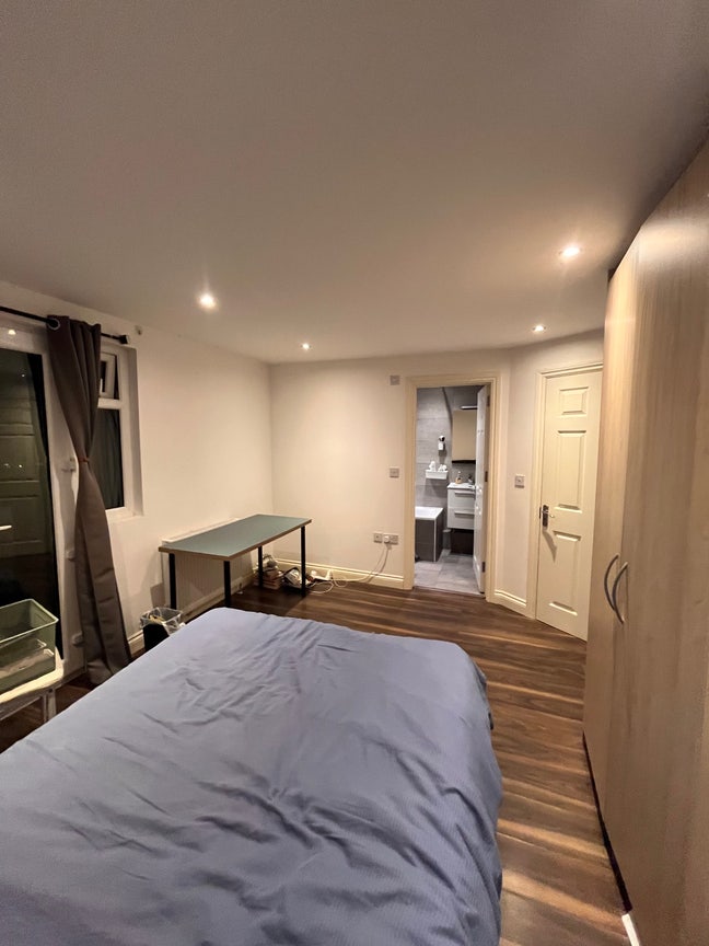 En-suite double, 2 min walk to Piccadilly line Main Photo