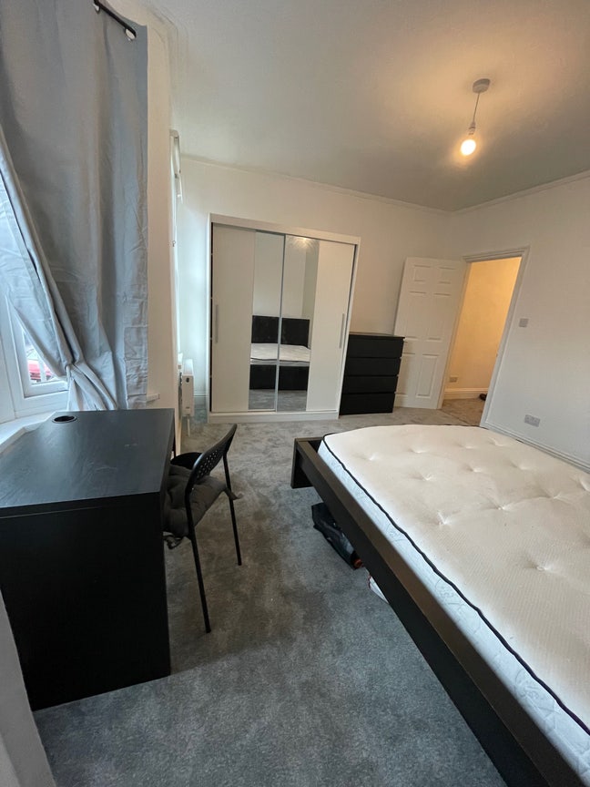 Lovely Modern and Spacious Double Room Main Photo