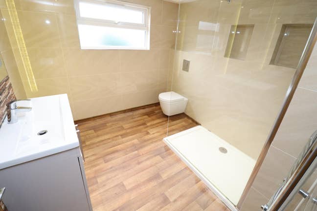 Beautiful Ensuite in Modern 3 Bedroom Flat!  Main Photo
