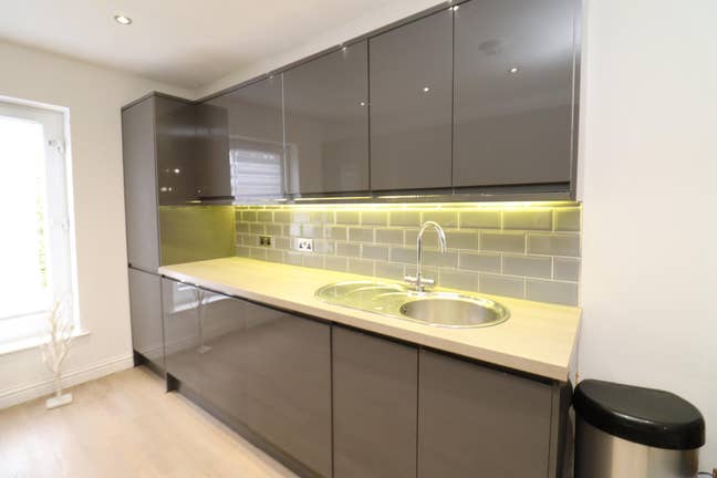 Beautiful En-Suite Room in Modern 3 Bedroom Flat!  Main Photo