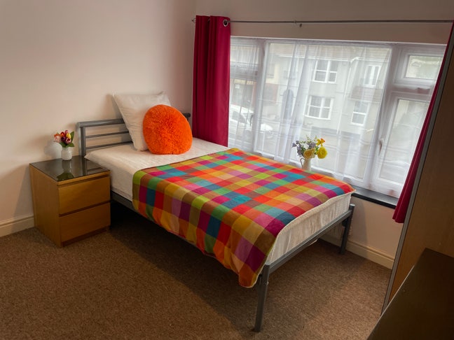 Ensuite Room/Desk/Cleaner/Parking Main Photo